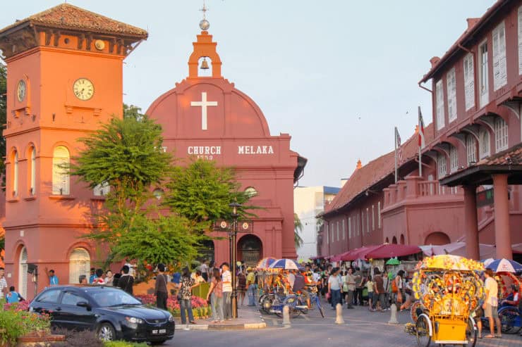 Kerk Melaka met kleurrijke marktopstelling en toeristen, historische bezienswaardigheden in Maleisië, cultuur en tradities, toerisme, monumenten, Melaka stad.