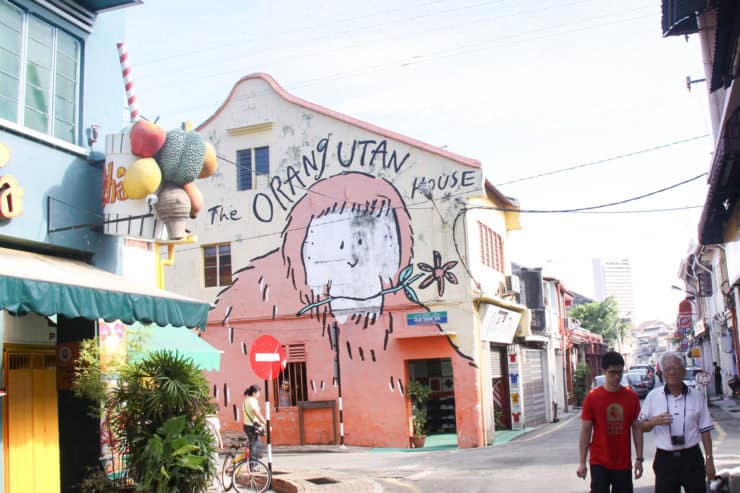 Kleurrijk straatbeeld in Georgetown, Penang met street art en muurschilderingen die de culturele veelzijdigheid van Maleisië benadrukken.