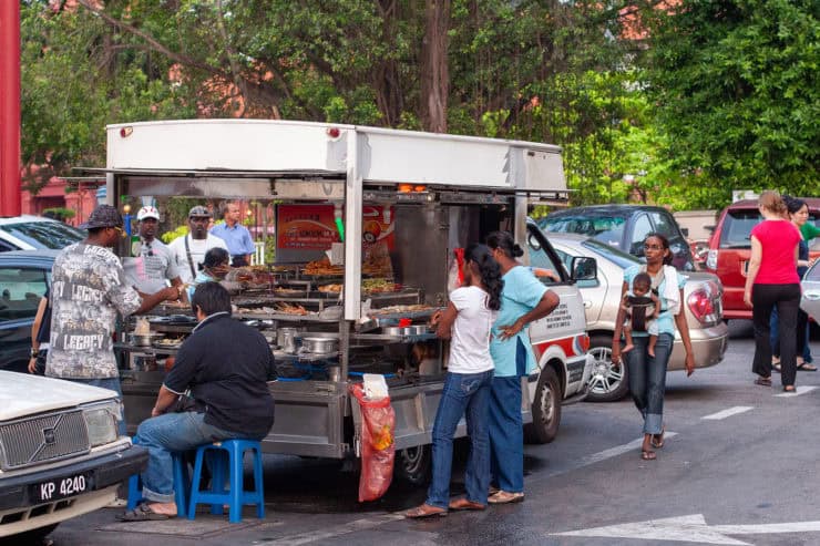 Heerlijke streetfood kraam in Maleisië met lokale gerechten en gezellige sfeer, populair bij toeristen en locals.