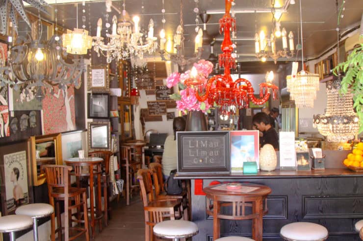 Uniek interieur van een gezellige koffiebar met vintage en sierlijke kroonluchters, sfeervolle verlichting en stijlvolle decoratie in Kuala Lumpur, Maleisië.