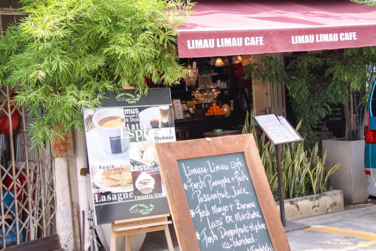 Gezellig café met tropicale planten en menuborden voor een smakelijke koffie- en ontbijtervaring in Maleisië.