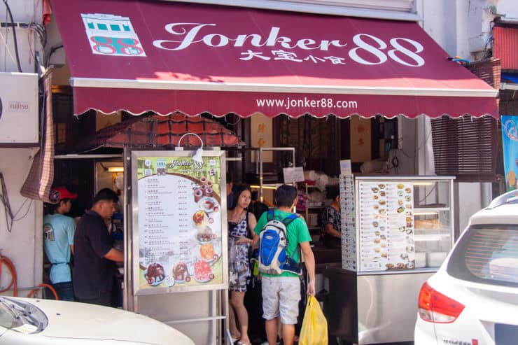 Gezellige straatmarkt met een eetkraam van Jonker 88, populair in Maleisië voor lokale en Aziatische gerechten, attractie voor toeristen die de multiculturele keuken willen ervaren.