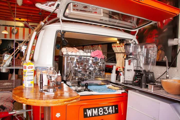Koffiemolen in een vintage foodtruck op een gezellige locatie in Maleisië. Perfect voor het ontdekken van de veelzijdige Café Cultuur en streetfood scene van Maleisië.