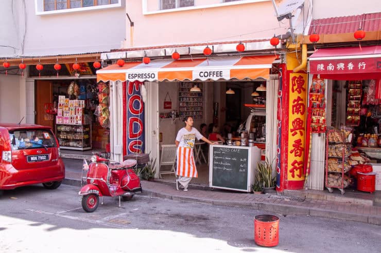 Lekker koffie en thee in een gezellige Maleisische straatwinkel met traditioneel decor en kleurrijke aanbiedingen.