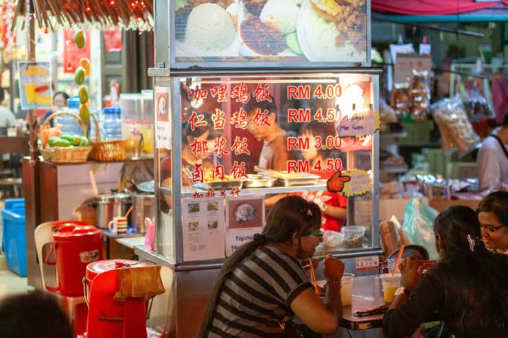 Gustrisch eten op straatmarkt in Maleisië, met traditionele gerechten en levendige sfeer, echt een culinaire ervaring in het veelzijdige Maleisië.