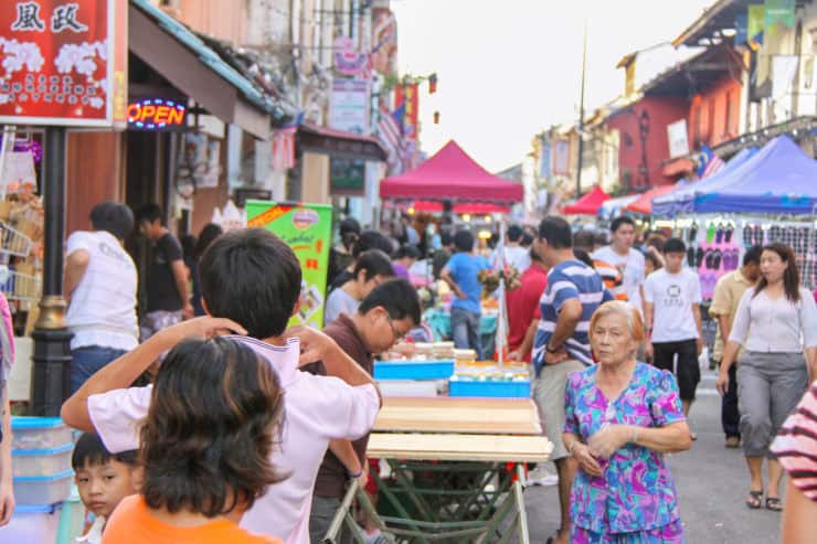 Gezellige markt in Chinatown, Kuala Lumpur met kleurrijke kraampjes, lokale gerechten en shoppers die de cultuur van Maleisië ervaren.