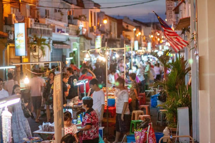 Gezellige avondmarkt in Maleisië met kleurrijke kraampjes, lokale producten en drukke sfeer, perfect voor een veelzijdige reiservaring in Maleisië.