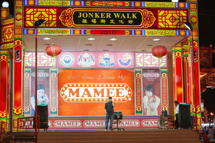 Kleurrijk Chinese festivaldecor in Kuala Lumpur, Maleisië met traditionele patronen, rode lampions en banners tijdens festivalviering.