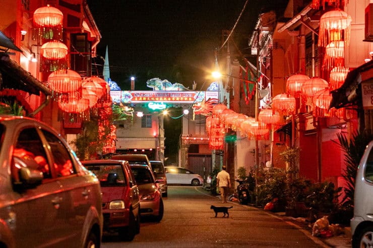 Kleurrijke straat met Chinese lantaarns en feestverlichting in een Chinese wijk in Maleisië tijdens het Lunar New Year viering.