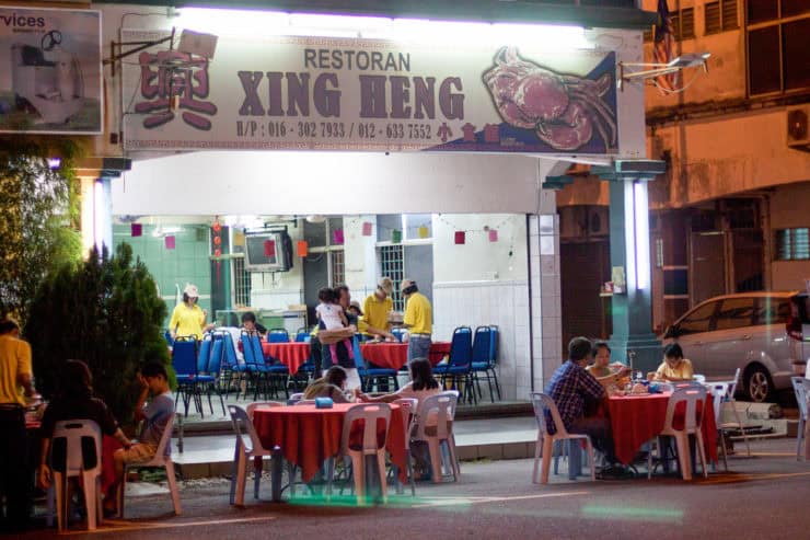 Gezellige Chinese restaurant "Xing Heng" met avondentafels, streetfood sfeer, authentiek interieur en volop gelegenheid om Maleisische specialiteiten te proeven.