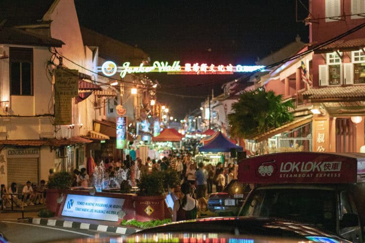 Levendige avondmarkt op Jonker Street in Malakka, Maleisië, met kleurrijke lichten, streetfood, winkeltjes, toeristen en een bruisende sfeer in een historische wijk.